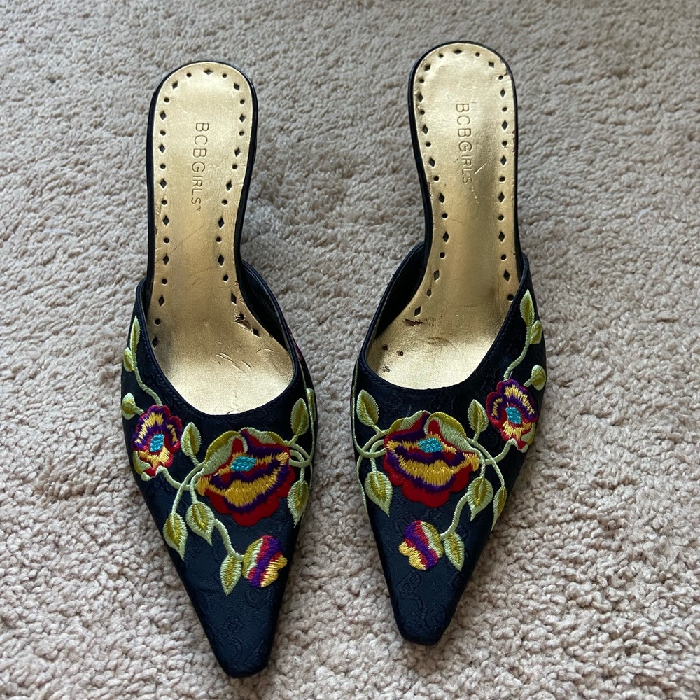 BCBG Girls black floral embroidery size 8 pointed toe heels